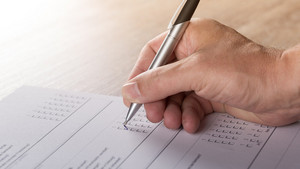 Une personne répond à un questionnaire